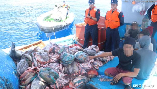 跳上菲船在黄岩岛惊心动魄的执法经历龙8国际头号玩家中国海警孤胆一人(图3)