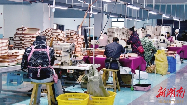 @湖南日报特刊吉祥首府奏强音